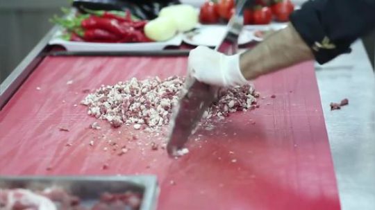 外国大厨剁肉，蛮王说：你这是在侮辱我这把大刀，赶快滚犊子！