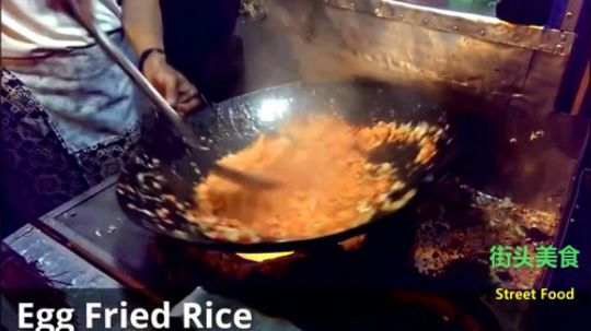 印度小哥暴力蛋炒饭，佐料放的不比饭少啊，口味重到不行！