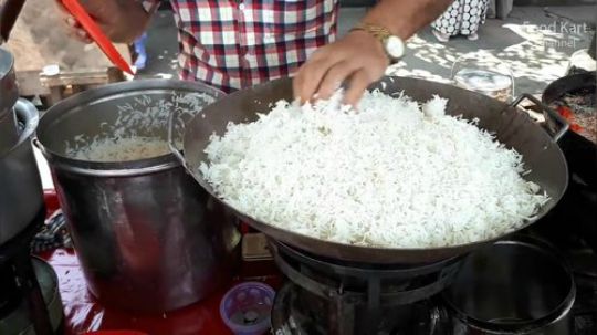 印度街头炒饭，一锅得有30份，就是这炒的过程…