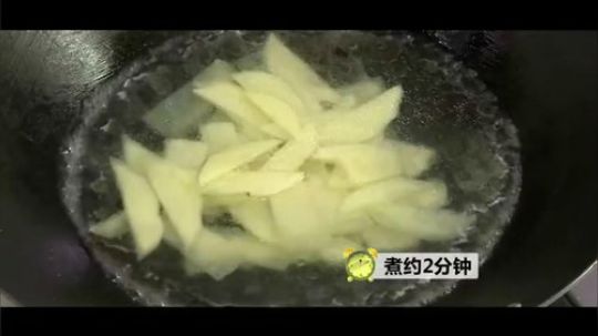 教你做好吃到爆的回锅土豆片，味道可不比回锅肉差！