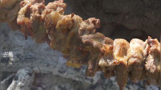 我在斗鱼看野食小哥直播美食