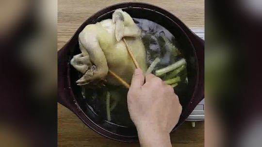 白斩鸡软嫩多汁秘方大曝光 连鸡汤都有神奇妙用.