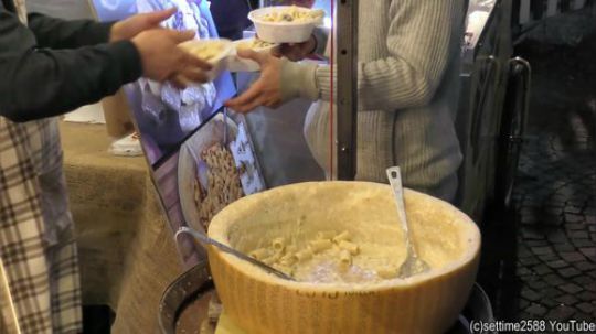 刚出锅的意大利面 直接放进帕尔马干酪中使其融化 无与伦比的