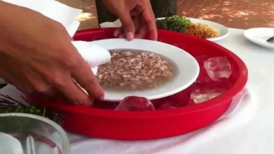 用大龙虾的汁液拌酱料碟？好奇怪的吃法！.