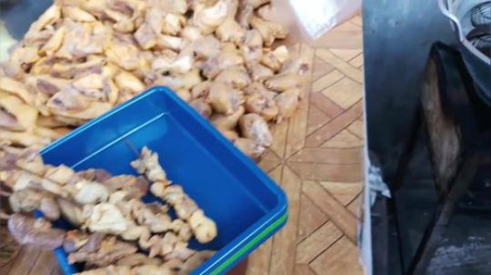 印度尼西亚街边美食沙爹鹌鹑，内脏更是美味，印尼的撸串
