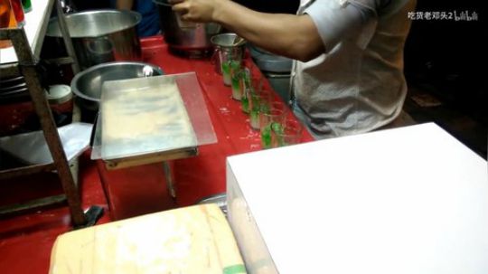 印度非常火的奶茶铺，两块钱一杯，人们排队购买，我却绕着走