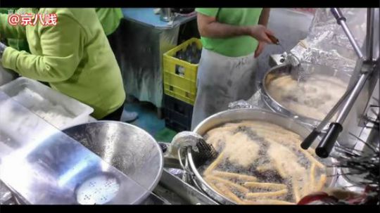 法国街头，西班牙油条制作秀，我们管它叫吉事果