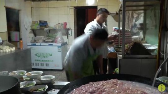 四川肥肠粉，麻辣十足香气浓郁，忙碌了五个小时才诞生的美味