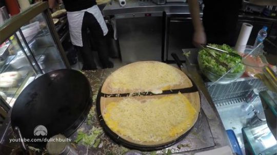 法国街头超诱人的卷饼 材料好丰富啊.