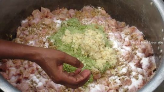 印度街头美食竹筒咖喱鸡 红黄绿粉一起上然后再烤 你喜欢吗