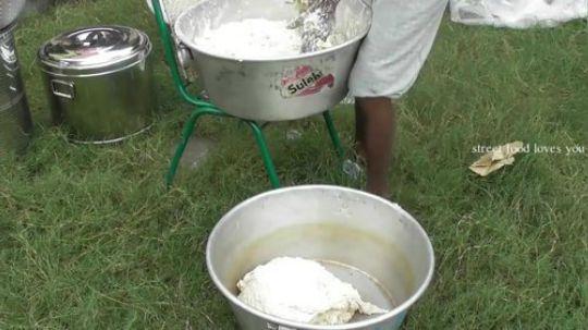 印度婚礼后厨制作主食 300人份的印度抛饼