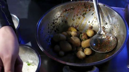 西安食品街辣炒土豆球.
