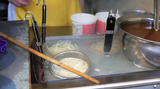 中国成都食品街- 猪肉面条担担面