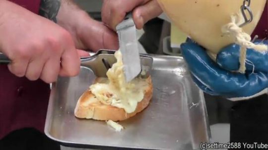 意大利都灵食品街钓奶酪吊死奶酪