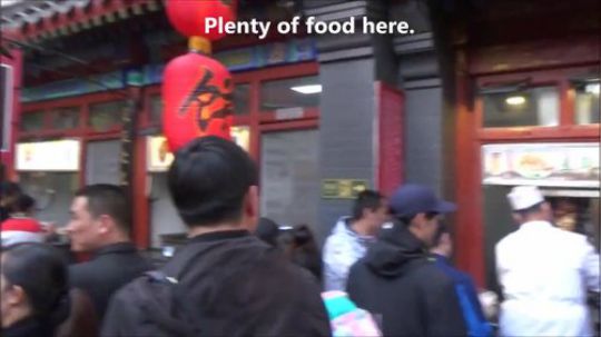 北京王府并小吃街附近食活蝎