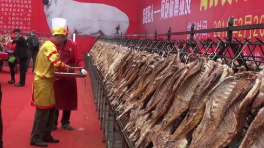 中国烧烤狂人：独烤216只羊创吉尼斯世界纪录