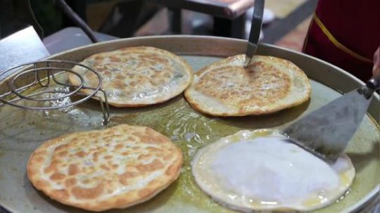 中国西安美食料理-塞肉和蔬菜做成的馅饼