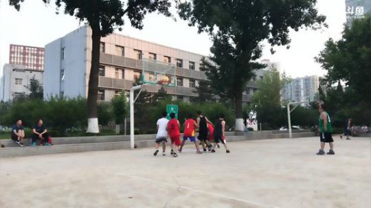 大牙:养生篮球.扣就完事了。 2018-06-10 18点场