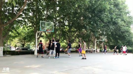 大牙:养生篮球.扣就完事了。 2018-06-10 16点场