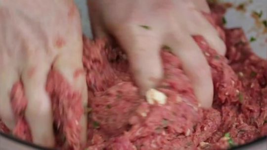 【美食系列短片31】【tastemade】蛋奶酪烘肉饼 Sk