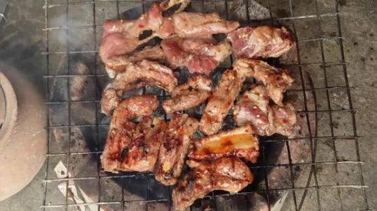 【经典美食】木炭烤排骨.