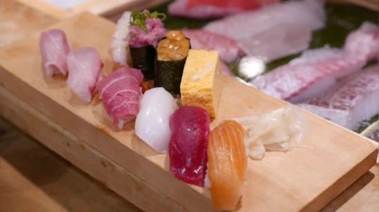 【街边美食】各种寿司，看得我眼花缭乱.