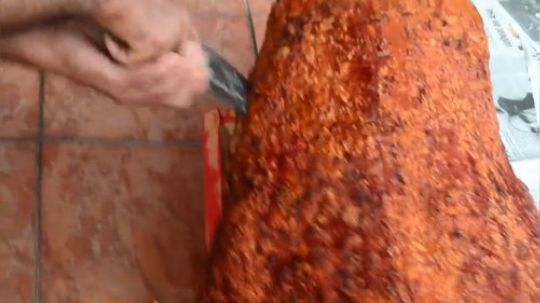 【街头美食】 酥酥脆脆的烤乳猪，切起来真的很过瘾…