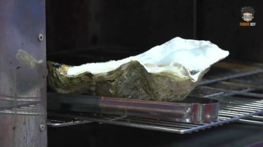 巨型生蚝比一个手掌还要大 然后做蒜蓉烧烤才是最佳吃法