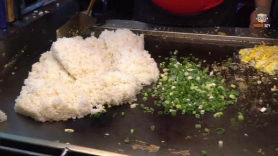 50台币一份光头老板铁板猪肉鸡蛋炒饭 台湾高雄夜市美食
