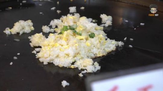 台北苏林夜市炒饭 竟然是用铲子配合盘子料理的炒饭