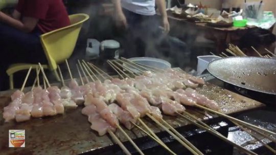 印尼夜市路边摊 铁板烧鸡肉串 先沾腌料再煎熟 味道不错