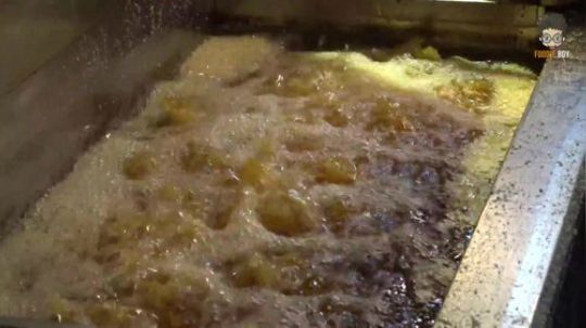 70台币台湾士林夜市碳烤香鸡排 先炸后烤味道超级棒