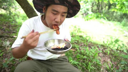 我在斗鱼看野食小哥直播美食
