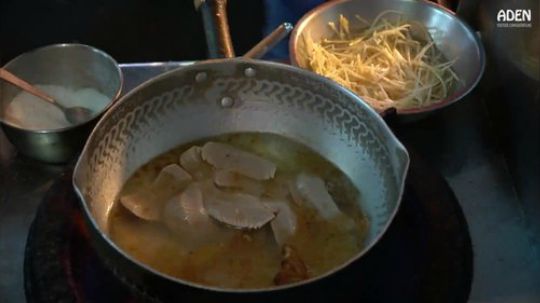 台湾高雄街头火爆小吃店 『鳝鱼姐』 食客络绎不绝