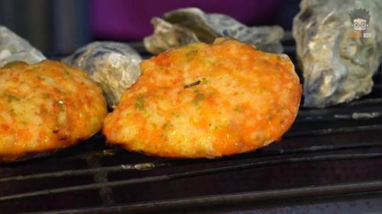 台湾街头美食 焗烤大海贝 满满的芝士 一定要趁热品尝