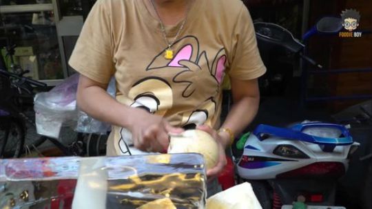台湾夜市60台币冰镇碳烤椰子 清凉解渴夏天消暑必备！