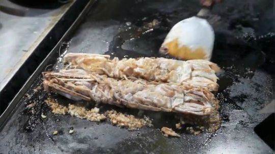 台湾士林夜市街头美食 铁板料理超大螳螂虾 跟啤酒更配呦