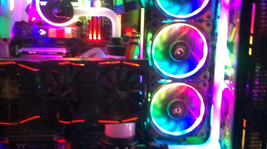 Hello Tt 台北电脑站Tt party。