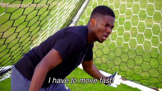 真人足球小将!国外玩家突破次元真人演绎热血漫画中的足球对决!