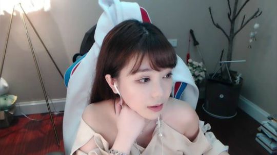 HHHISHHH发布了一个斗鱼视频2018-06-27