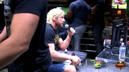 太真实了!摔角手在街霸5比赛中踢飞解说!