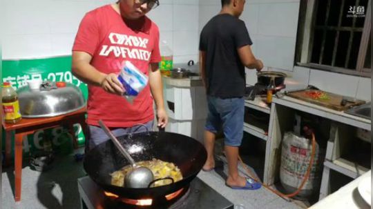 老二做美食？黑暗料理？ 2018-07-01 19点场