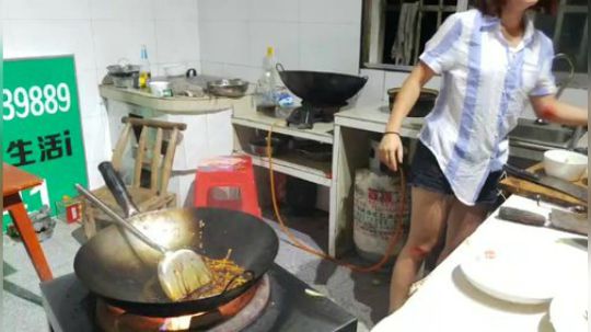 带兄弟一起吃大块烤羊肉 2018-07-02 20点场