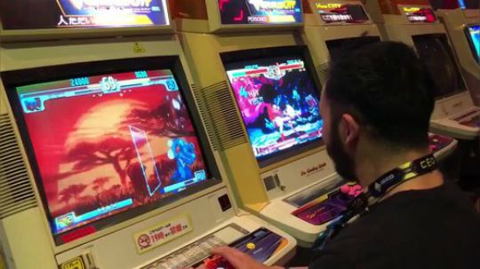 他打街机都自带解说!老美街机厅偶遇官方解说gootecks!