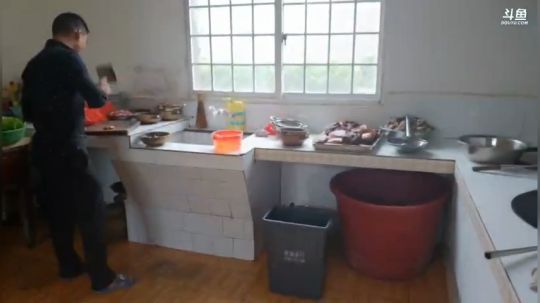 给爷爷奶奶做饭吃。 2018-07-07 16点场