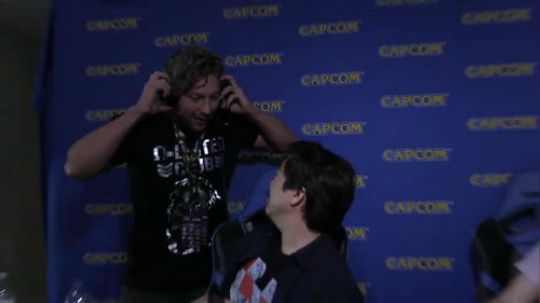 突发!街霸5比赛中摔跤手抢走官方解说的耳麦!
