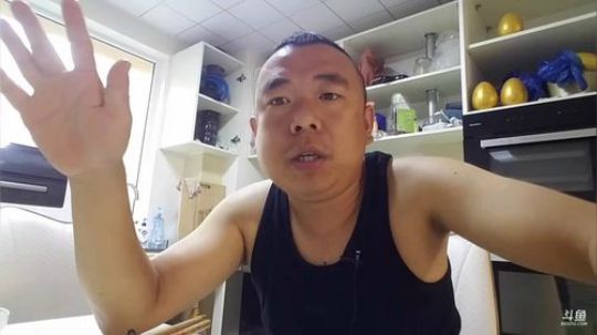 我在斗鱼看主播小黑亮亮直播美食