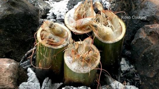 【荒野熊孩】用竹烹煮河虾！超有创意的美食!