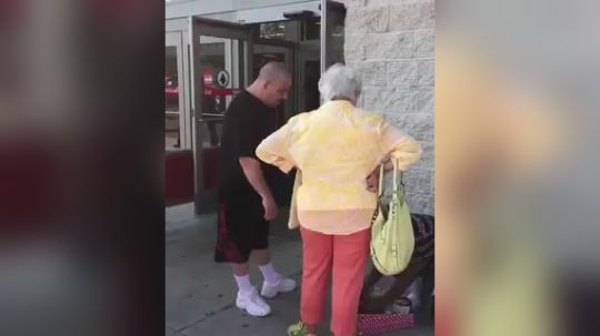 英雄无处不在!种族歧视大妈欺负黑人小伙被路人打脸!