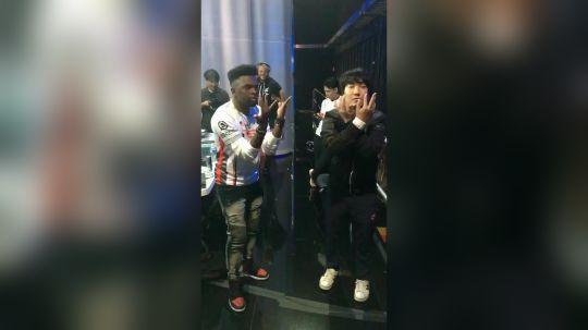 中了你的邪!戏精Smug赛前实力教梅原如何放松心情!